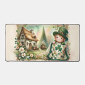 Cottage Leprechaun Patchwork Quilt Scene デスクマット (正面)