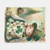 Cottage Leprechaun Patchwork Quilt Scene フリースブランケット (正面(横))