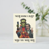  "Couch Cryptid Selfie Postcard" Cheesy Chicken ポストカード (スタンド正面)