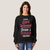 Country Music This Girl runs on Jesus and Country  スウェットシャツ (正面フル)