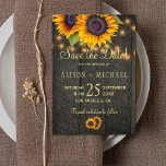 Country sunflowers barn wood save the date 結婚's セーブザデート<br><div class="desc">エレガントスタイリッシュ素朴秋の結婚式は、黄色のテンプレートひまわり花花花花花花花花束特集の濃い茶色のバーンドウッドの背景に日付金ゴールドカードを保存する。           簡単でパーソナライズする詳細!         レタリングのカスタマイズフォントや色を更に変えることを選択できる。                 招待は夏や秋のエレガント秋田舎国に適している |ファームハウスフローラ結婚式</div>