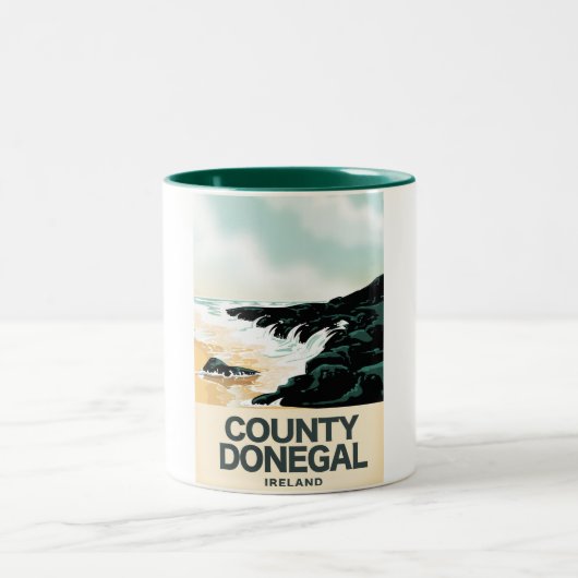 County Donegal Seaide旅行ポスター ツートーンマグカップ (中央)
