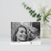 CouplE モダン B/W写真はUsシャワー付きのビールを持つ ポストカード (スタンド正面)