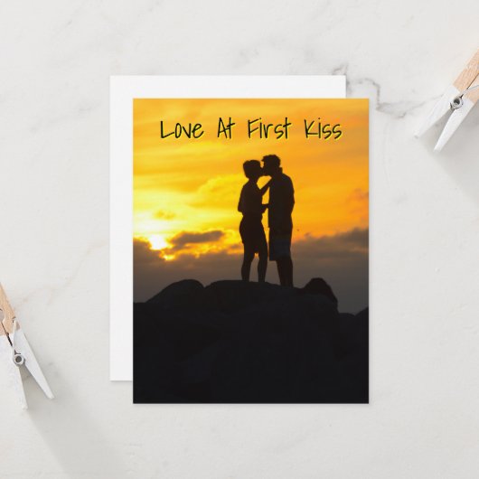 Couple kissing on the rocks in Key West (正面/裏面インサイチュ)