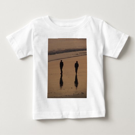 couple sur la plage ベビーTシャツ (正面)