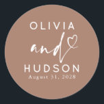 Couple's Names and Heart Modern Brown Wedding ラウンドシール<br><div class="desc">Natural mocha mousse brown color romantic elegant minimalist wedding stickers</div>