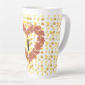 couronne d'automne sur son lit de feuilles カフェラテマグ (右アングル)