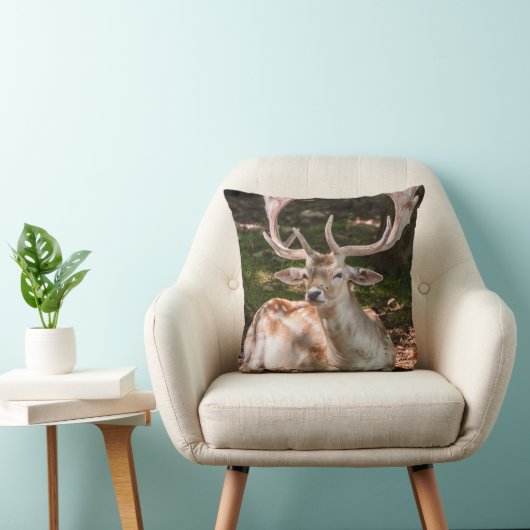 Coussin photo cerf sous les bois クッション (椅子)