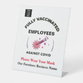 Covidロゴに対する予防接種を受けたビジネスマン 台座サイン (正面)