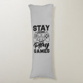 COVID 19検疫ゲーマーギフト – ホームステイ ボディピロー (正面縦)