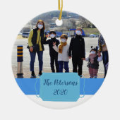 covid-19私たちの最初のパンデミックなクリスマスフォトメモリ セラミックオーナメント (正面)
