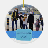 covid-19私たちの最初のパンデミックなクリスマスフォトメモリ セラミックオーナメント (裏面)