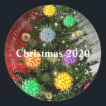 Covid Christmas 2020コビデ分子の装飾剤 ラウンドシール<br><div class="desc">Covidクリスマス2020。クリスマスツリーとカラフル子様分子オーナメント。「Welp 2020 covid 19トイレ紙社会的な顔マスクのパンデミック書」(低のまわりに点?!?)外部。きっと歴史的な木のオーナメントだ。オリジナルグラフィックデザイン。</div>