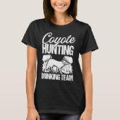 Coyote Hunting Drinking Team  Predator Hunting Hun Tシャツ (正面)