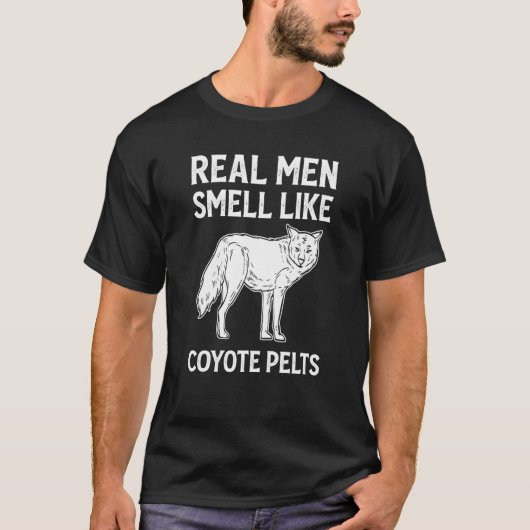 Coyote Real Men Smell Like Coyote Pelts Coyote Hun Tシャツ (正面)