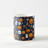 Cozy Black Background Ghost & Pumpkin All-Over Pat コーヒーマグカップ (中央)