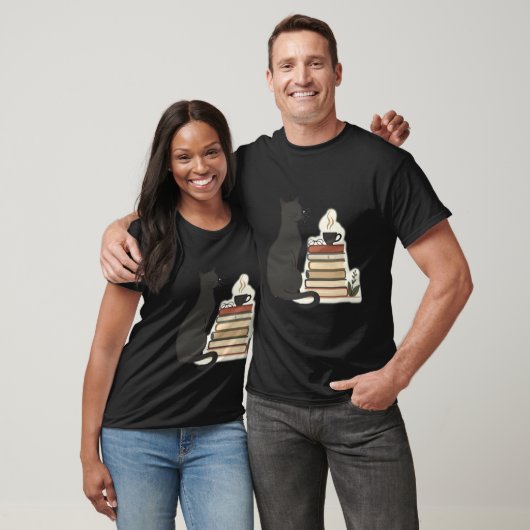 Cozy Black Cat Book Lover Coffee and Reading Tシャツ (ユニセックス)