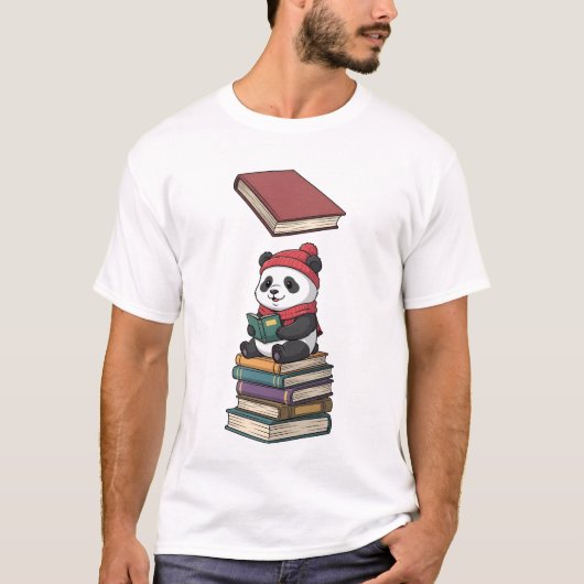 Cozy Bookworm Panda Tシャツ (正面)