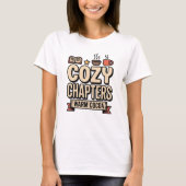Cozy Chapters Warm Cocoa Holiday Tシャツ (正面)