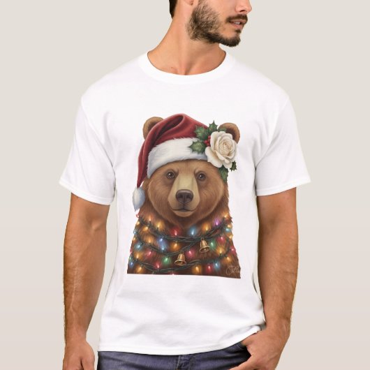 Cozy Christmas Bear | あたたかな光と冬の魔法 Tシャツ (正面)