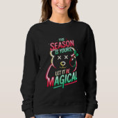 Cozy Christmas Bear Women's Crewneck Holiday Gift  スウェットシャツ (正面)