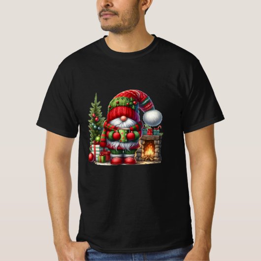 Cozy Christmas Gnome Art – Festive Holiday Tシャツ (正面)