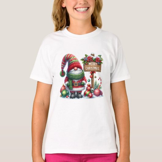 Cozy Christmas Gnome Art – Festive Holiday Tシャツ (正面)