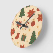 Cozy Christmas Pattern with Gifts and Trees ラウンド壁時計 (傾斜)
