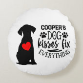 Cozy Dog Lover – Dog Kisses Fix Everything ラウンドクッション (正面)