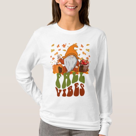 Cozy Fall Vibes Seasonal Gnome Graphic Shirt Tシャツ (正面)