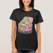 Cozy Frog Drinking Tea On Sofa Illustration Tシャツ (正面)