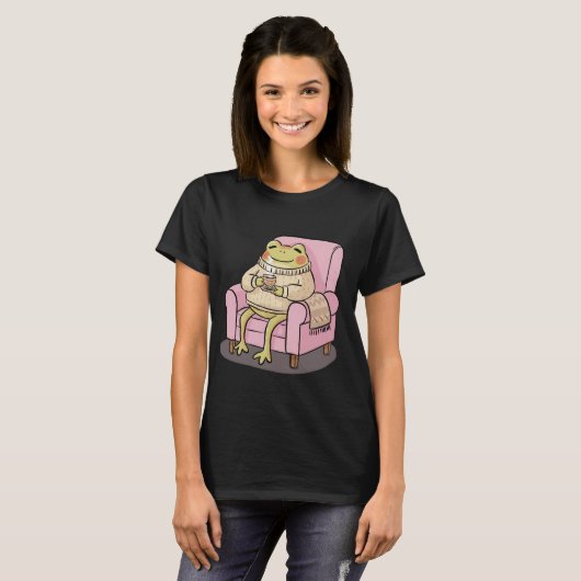 Cozy Frog Drinking Tea On Sofa Illustration Tシャツ (正面フル)