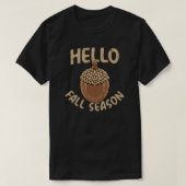 Cozy Hello Fall Season Acorn Tシャツ (デザイン正面)