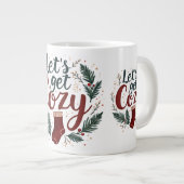 Cozy Holiday Pine Berry Lettering ジャンボコーヒーマグカップ (正面右)