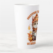 Cozy Kitten in Fall Comfort カフェラテマグ (正面)