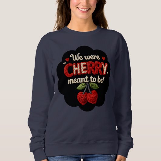 Cozy knitted-style typography and adorable cherry スウェットシャツ (正面)