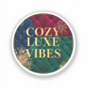 Cozy Luxe Vibes – エレガントな美意識のステッカー シール (正面)