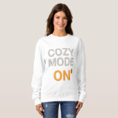 Cozy Mode ON スウェットシャツ | 快適なヒュッゲ ルームウェア (正面フル)