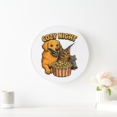 Cozy Night Movie Time – Cute Dog,Cat,Mouse Popcorn ラージ壁時計 (ホーム)