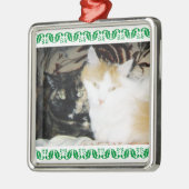 Cozy Photo Two Cats Green Holly 縁ど メタルオーナメント (左)