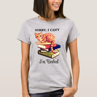 Cozy Reading Cat - 予約いっぱいです Tシャツ