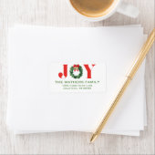 Cozy Red Wreath Christmas Return Address Label ラベル (インサイチュ)
