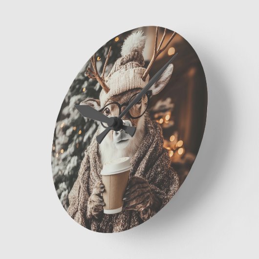Cozy Reindeer Wall Clock with Coffee - Festive Win ラウンド壁時計 (傾斜)
