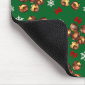 Cozy Roasted Chestnuts  And Snowflakes Winter マウスパッド (コーナー)