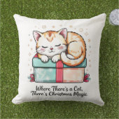 Cozy Sleeping Kitten - Winter Home Decor アウトドアクッション (芝生)