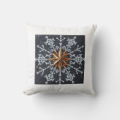 Cozy Snowflake Haven クッション (正面)