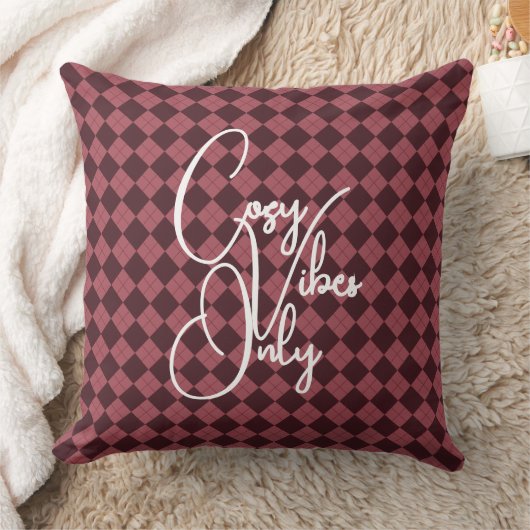 "Cozy Vibes Only" Deep Red Argyle Pattern クッション (ブランケット)