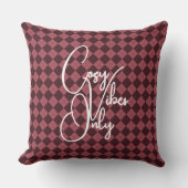 "Cozy Vibes Only" Deep Red Argyle Pattern クッション (正面)