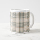 Cozy Winter Plaid & Snowflake Holiday Design ジャンボコーヒーマグカップ (正面右)