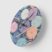 Cozy Yarn Balls and Knitting Needles Seamless  ラウンド壁時計 (傾斜)